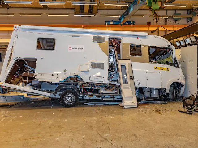 Een camper na een crashtest, het woongedeelte opengebroken